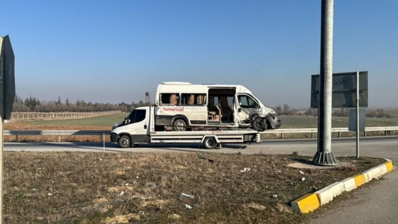 İşçi servisi ile kamyonet çarpıştı, 8 kişi yaralandı