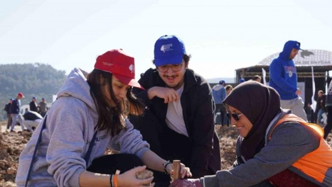 İTÜ’lü öğrenciler, YK Enerji’nin Milas’taki eski maden sahasına ‘250. Yıl Hatıra Ormanı’ için fidan dikti