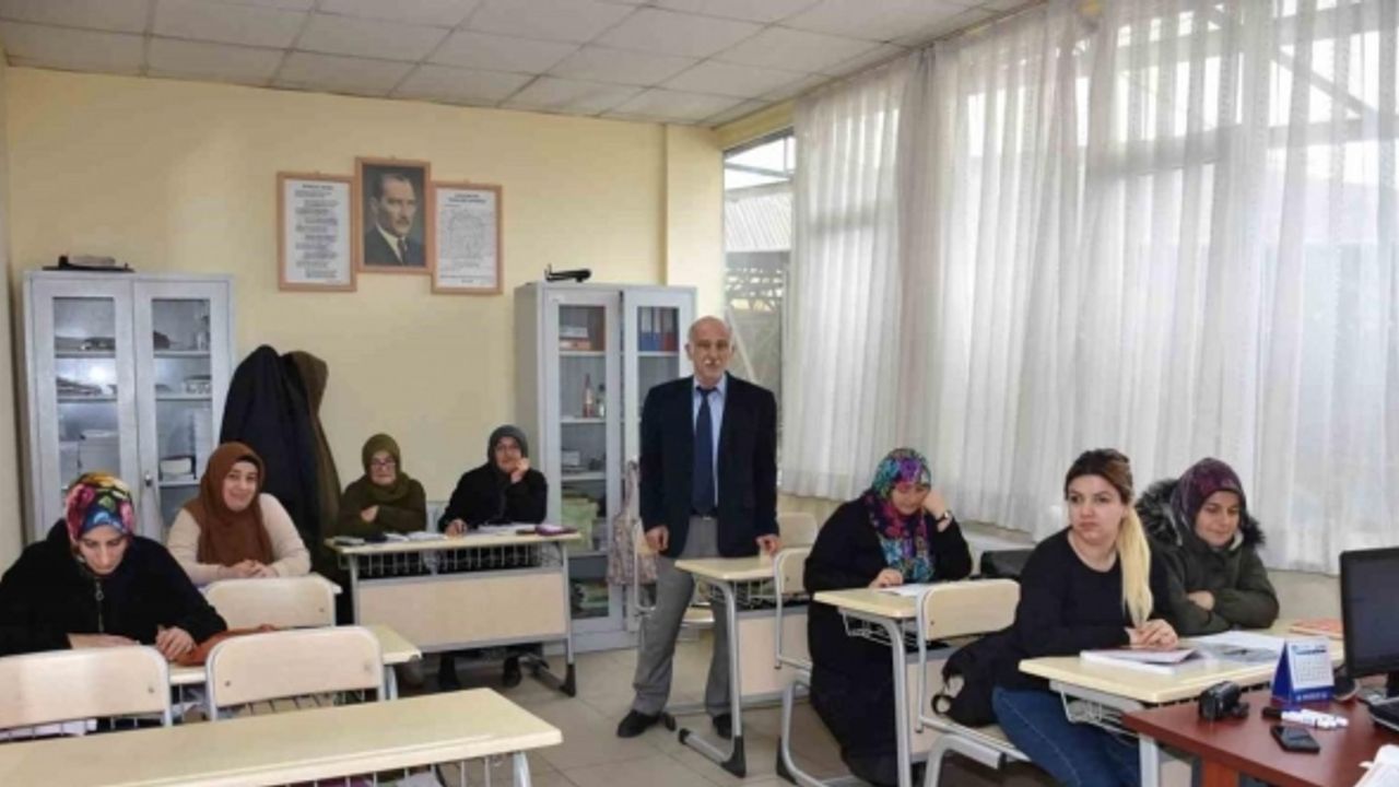 Kadın oldukları için okutulmayanlar eğitimlerini tamamlamak için dirsek çürütüyor