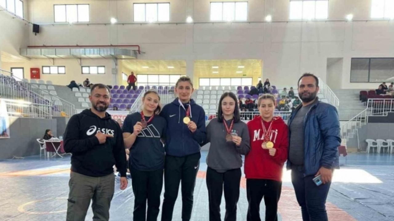 Kadınlar Güreş Türkiye Şampiyonası’nda Erzincanlı sporculardan büyük başarı