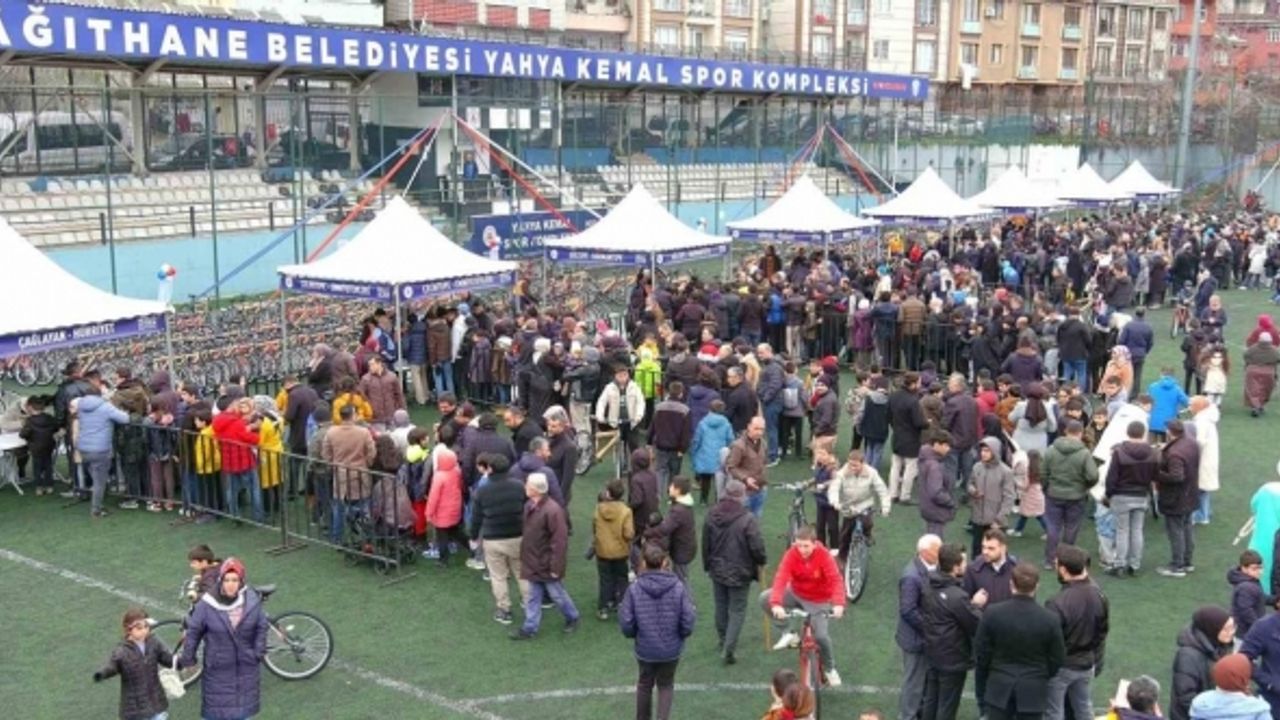 Kağıthane’de camiye giden çocuklara bin bisiklet hediye edildi