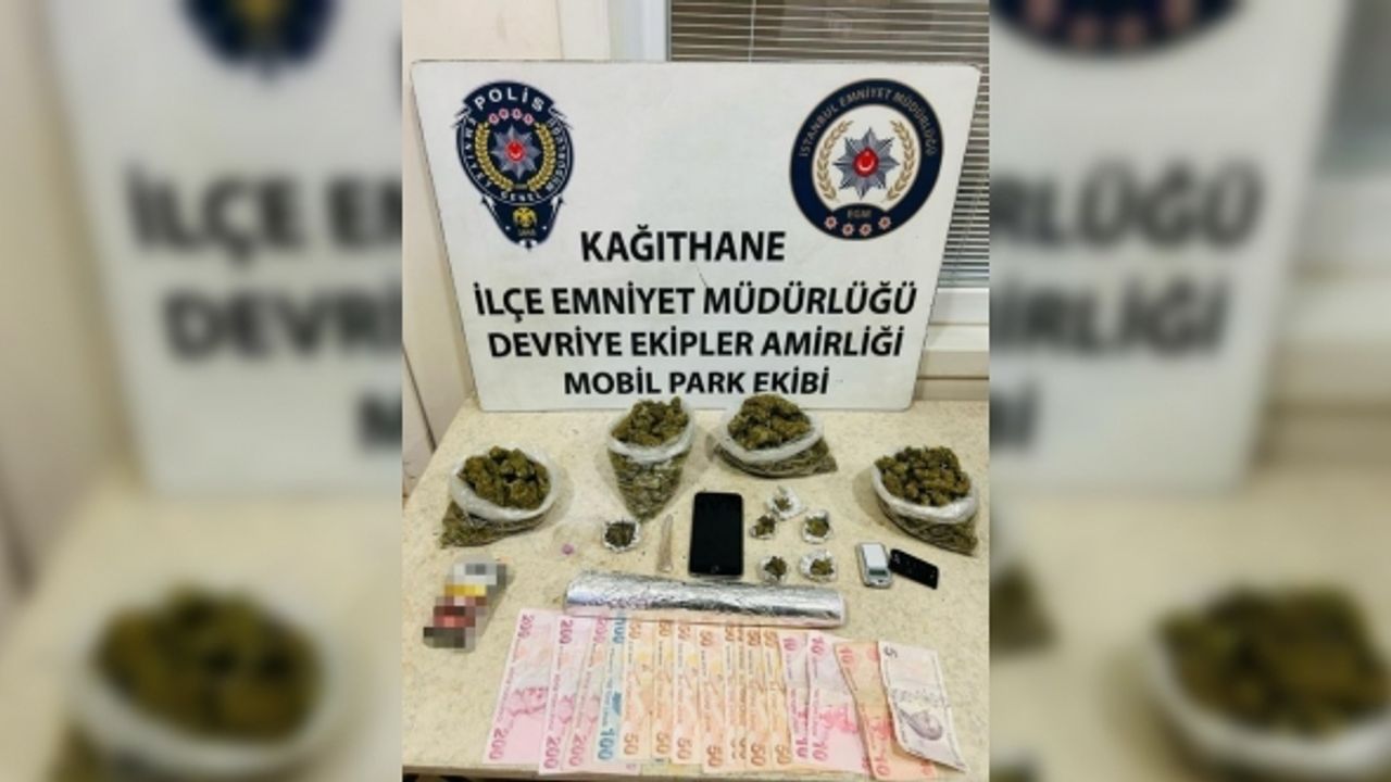 Kağıthane’de şüphelinin üzerinden uyuşturucu çıktı, torbacı kıskıvrak yakalandı