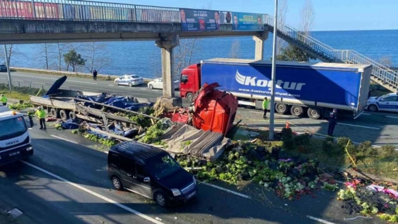 Karadeniz Sahil Yolu’nda sebze yüklü tır orta refüje çıktı: 1 ölü