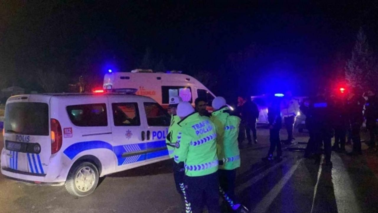 Karaman’da polis aracı ile otomobil çarpıştı: 1’i polis 4 yaralı