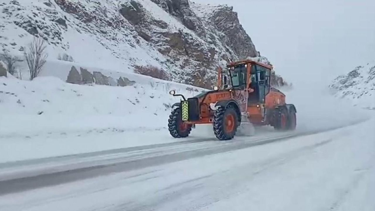 Karla mücadele ekipleri yollarda kar temizliği ve tuzlama çalışması yapıyor