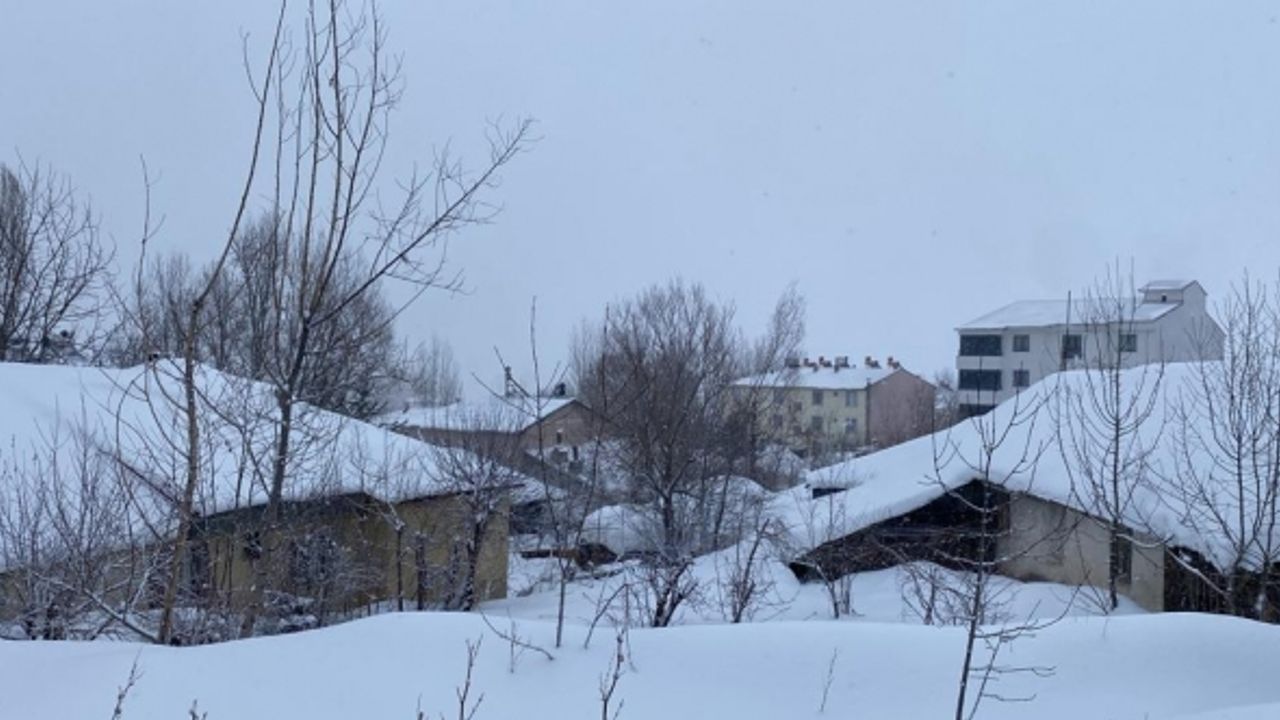 Karlıova’da kar kalınlığı yer yer 1 metreyi buldu