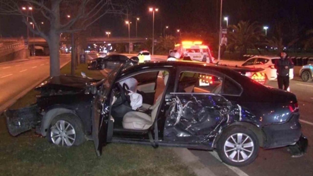 Kartal sahil yolunda iki otomobil çarpıştı: 4 yaralı