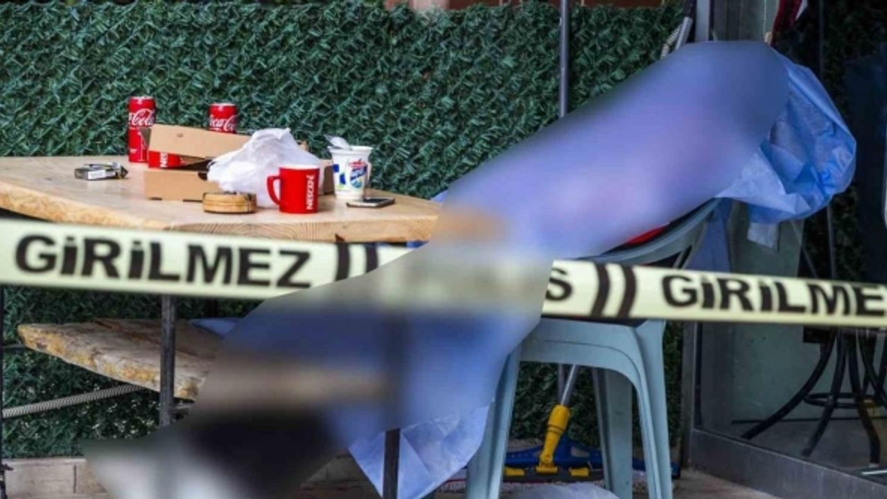 Kendisine ait kuaför dükkânının önündeki sandalyede ölü bulundu