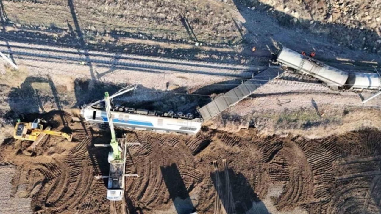 Kırıkkale’de devrilen zift yüklü treni kaldırma çalışmaları sürüyor