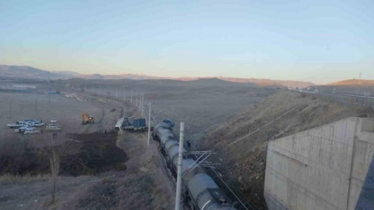 Kırıkkale’de raylara üzerine yıkılan istinat duvarına çarpan tren raydan çıktı