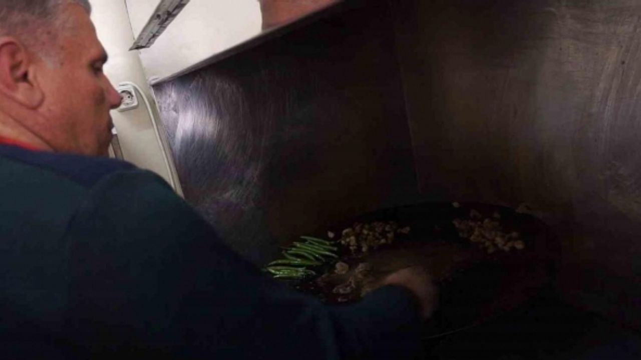 Kızgın sac üzerinde 7 saniyede pişiyor, porsiyonu 120 liradan satılıyor