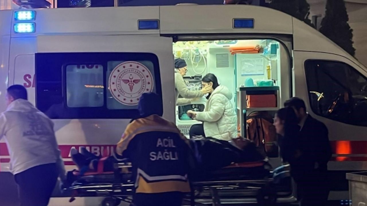 Kocaeli’de bir araç trafik ışıklarında bekleyen otobüse ve otomobile çarptı: 7 yaralı