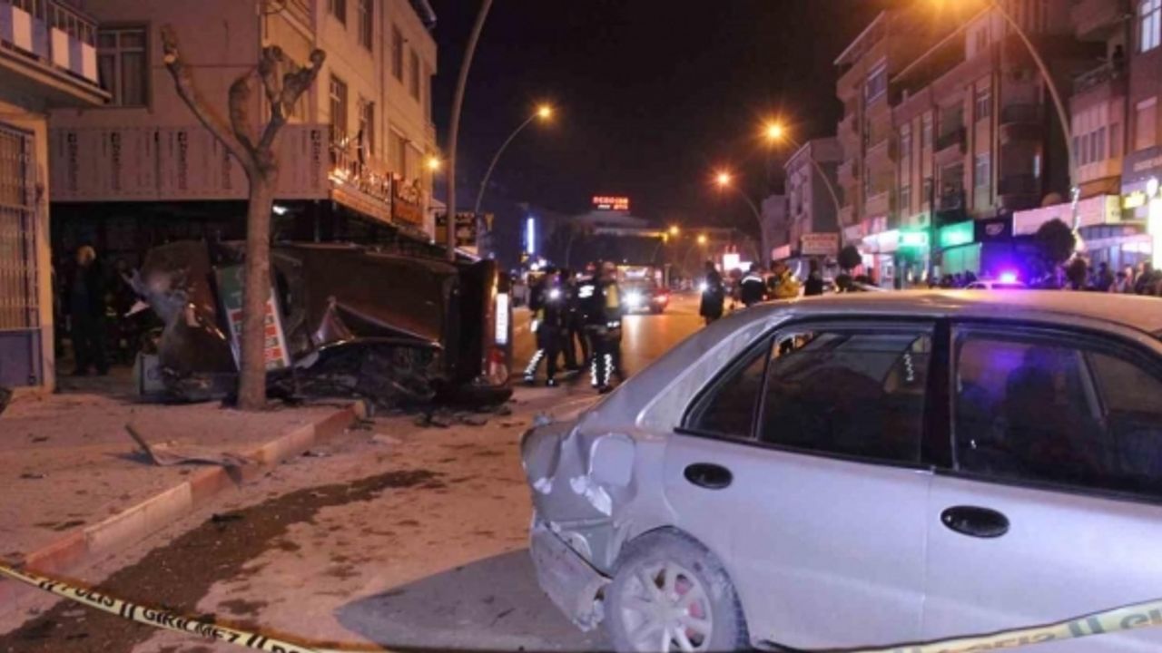 Kontrolden çıkan araç park halindeki otomobile çarparak devrildi: 2 yaralı
