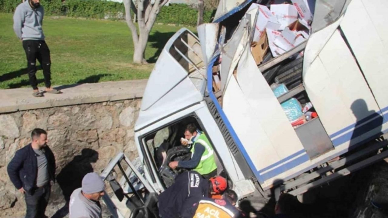 Kontrolden çıkıp kanalda asılı kalan kamyonette can pazarı