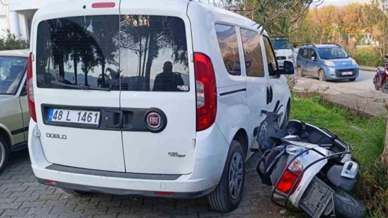 Küçük çocuk gaz kolunu çekince motosiklet otomobile çarptı: 1 yaralı