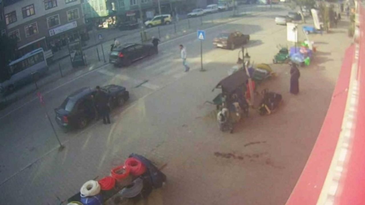 Kurallara uyarak yaya geçidini kullanan yaşlı adama göz göre göre böyle çarptı