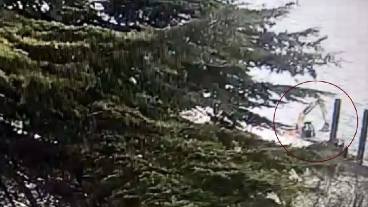 Kuruçeşme’de İBB çalışmasında toprak kepçenin ağırlığıyla çökmüştü: O anlar kamerada