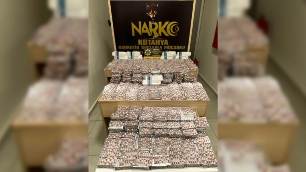 Kütahya’da 18 yaşındaki yolcunun valizinde binlerce sentetik ecza ele geçirildi