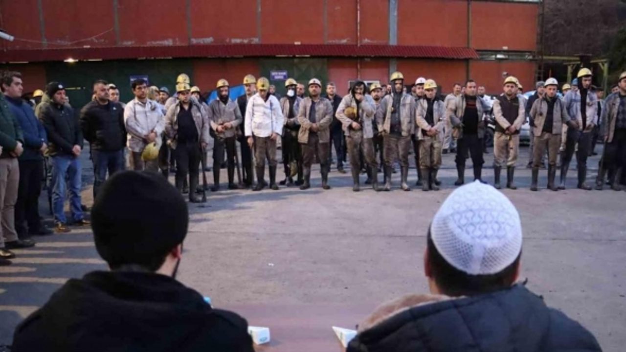 Maden işçileri deprem felaketinde hayatını kaybedenleri dualarla andı