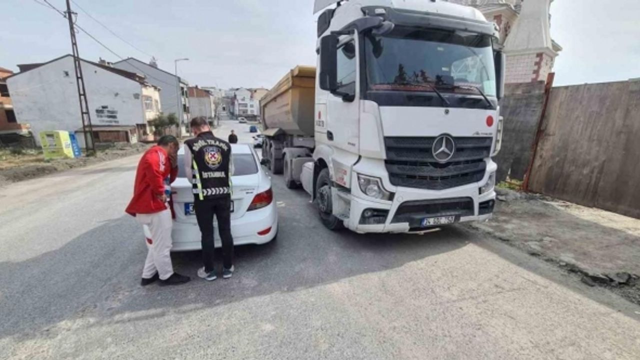 Makas atarak seyreden hafriyat kamyonu sürücüsüne ceza yağdı