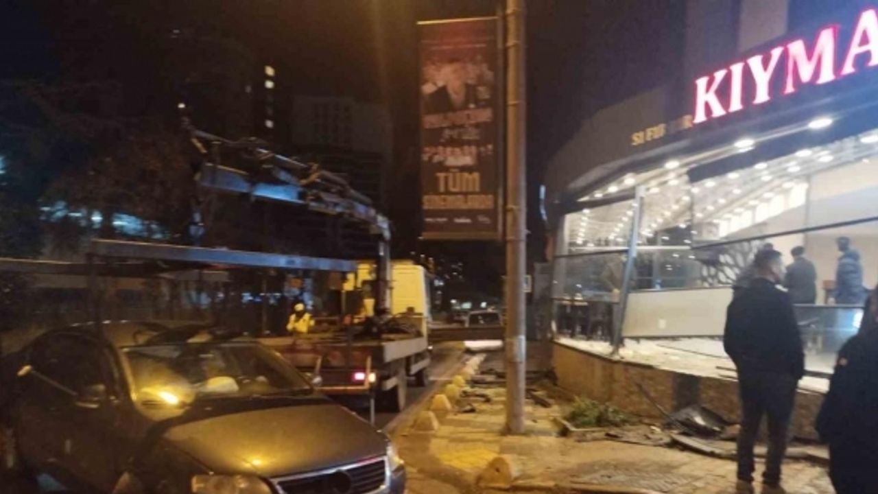Maltepe’de kontrolden çıkan araç restorana girdi: 1 yaralı