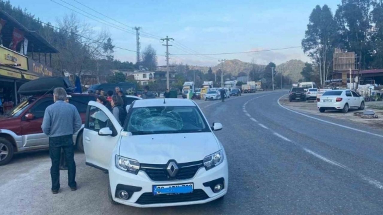 Marmaris’te otomobil yolun karşısına geçmek isteyen yayaya çarptı