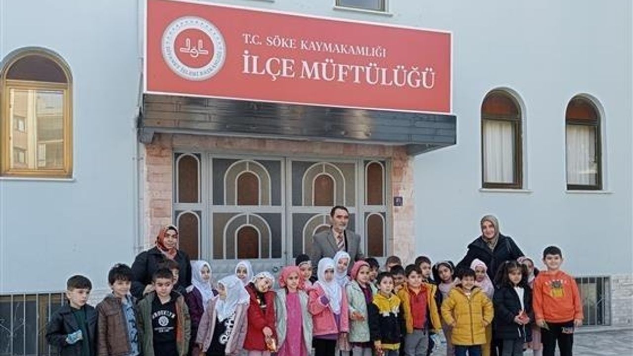 Minik öğrenciler kumbaralarını yardıma muhtaç çocuklar için bağışladı