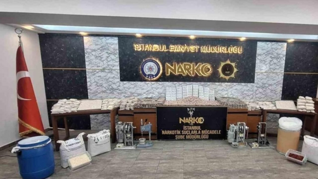 Narkogüç 46 operasyonunda İstanbul’da ele geçirilen uyuşturucular emniyette sergilendi
