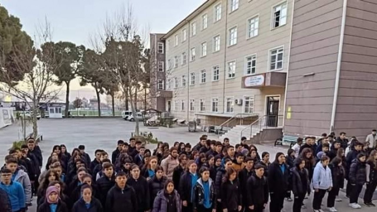 Öğrenciler depremde hayatını kaybedenler için saygı duruşunda bulundu