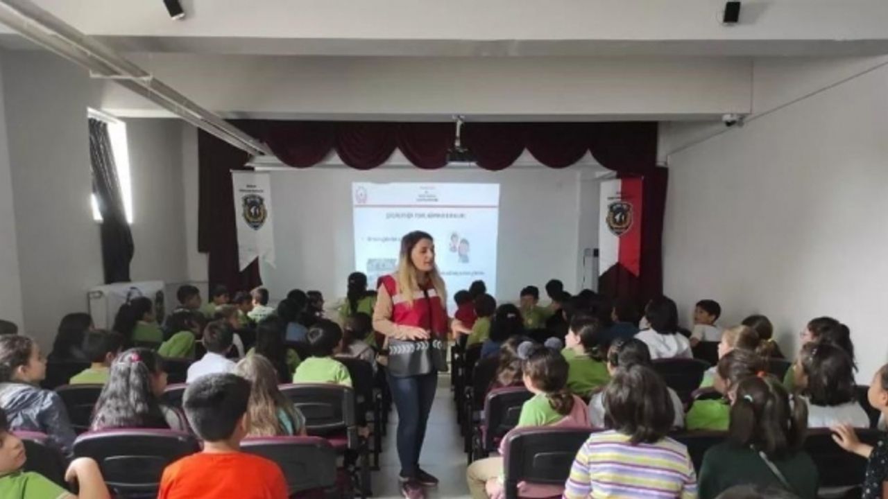 Öğrenciler, suçtan korunma yöntemlerini polisten öğreniyor