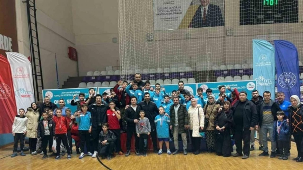 Okul sporları küçük erkekler güreş müsabakaları tamamlandı
