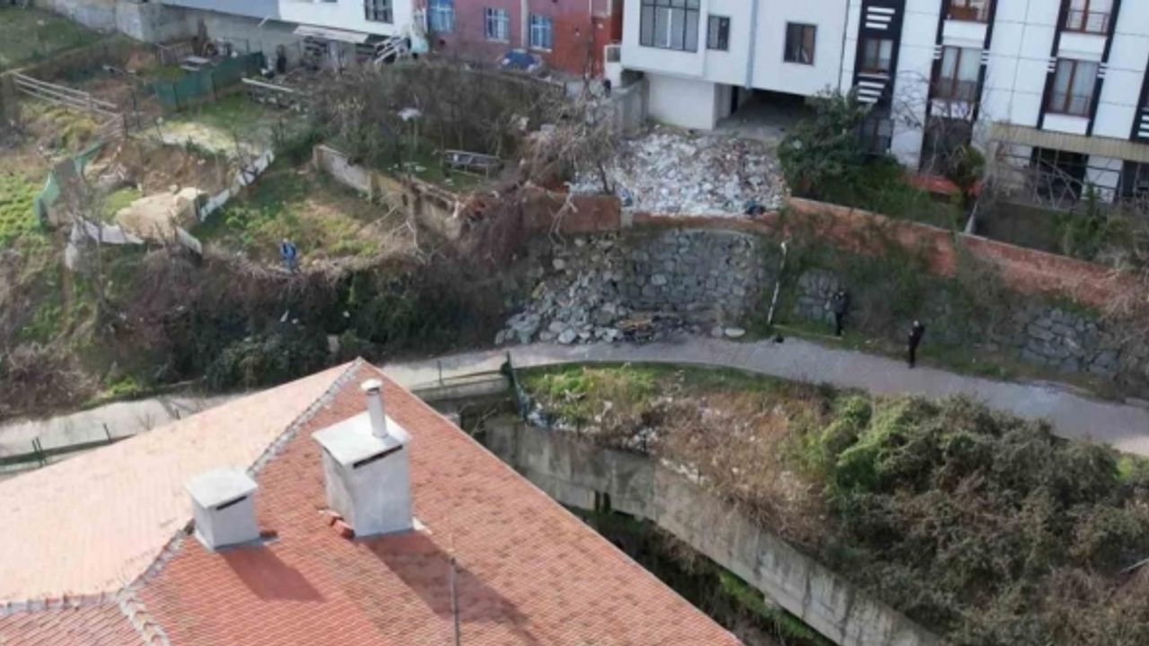 Okul yolunda bulunan istinat duvarı çöktü, okulun ilk gününde veliler tedirgin oldu