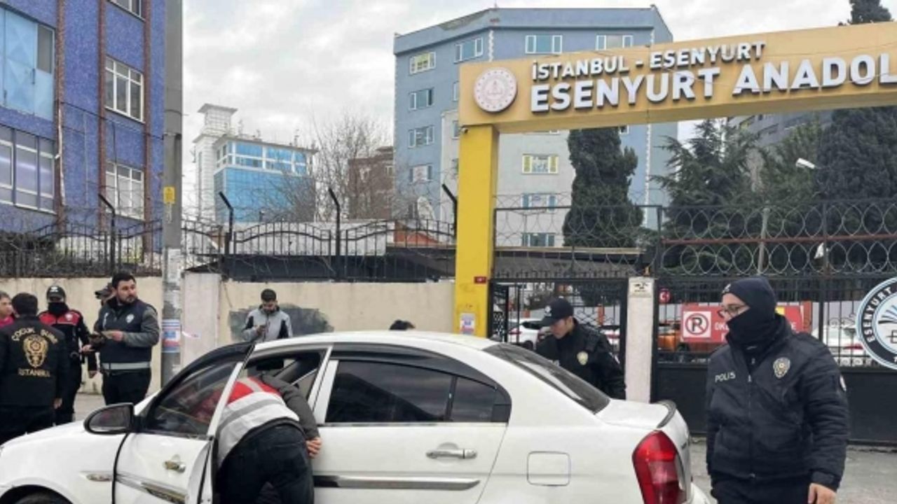 Okulların açılmasıyla birlikte Esenyurt’ta polis ekipleri okul önlerinde denetim gerçekleştirdi