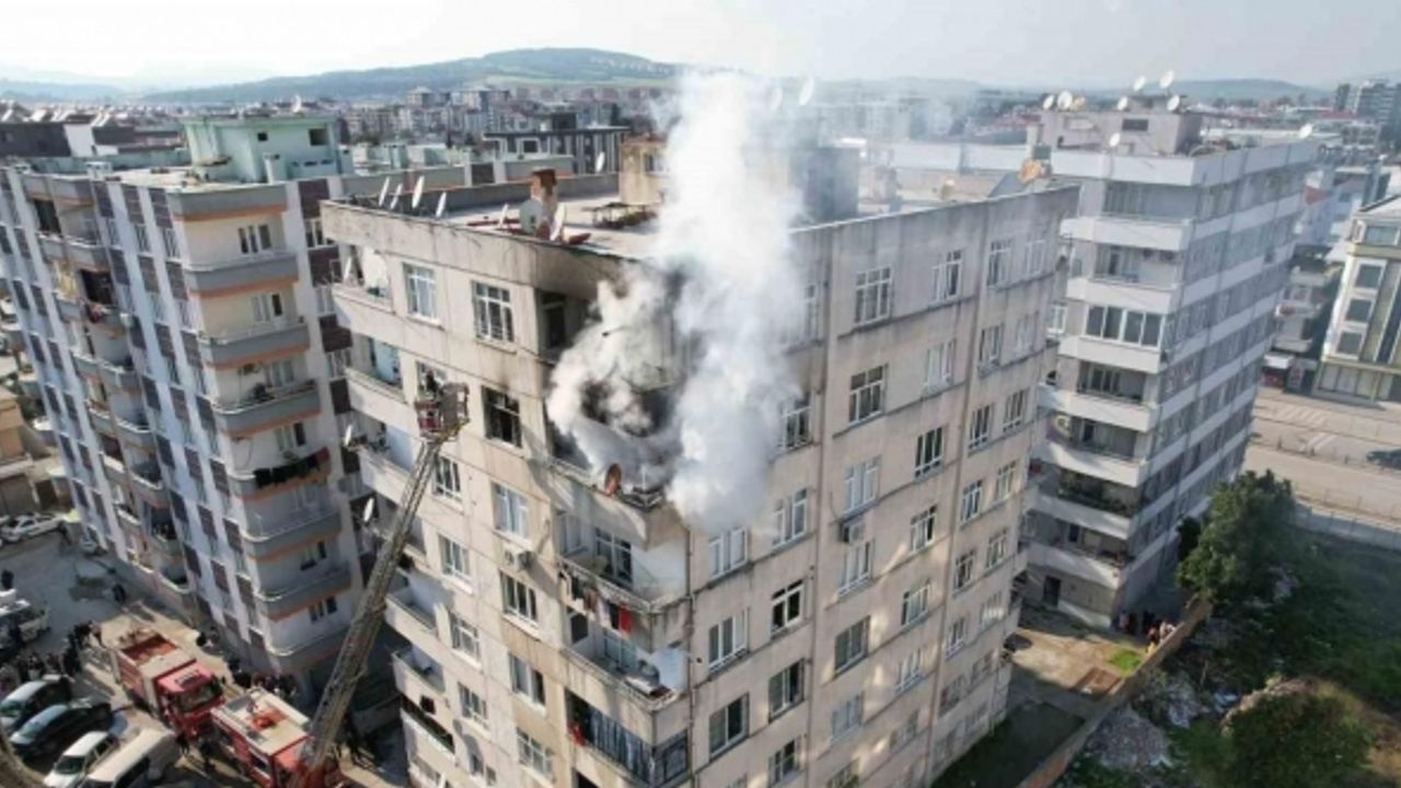 Osmaniye’de 8 katlı binanın 7. katında yangın paniği