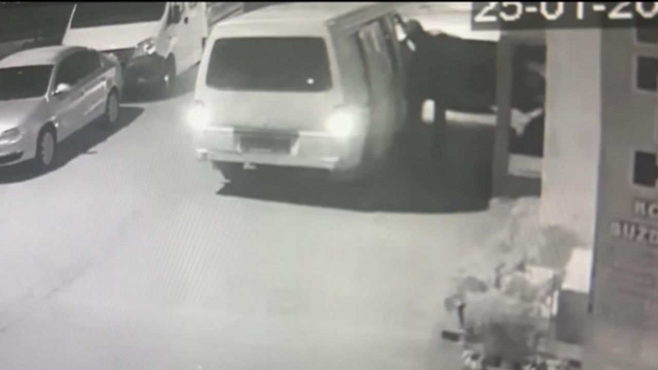 (Özel) Bursa’da hırsızların bu taktiği ’pes’ dedirtti...Aracın panelini değiştirdiler