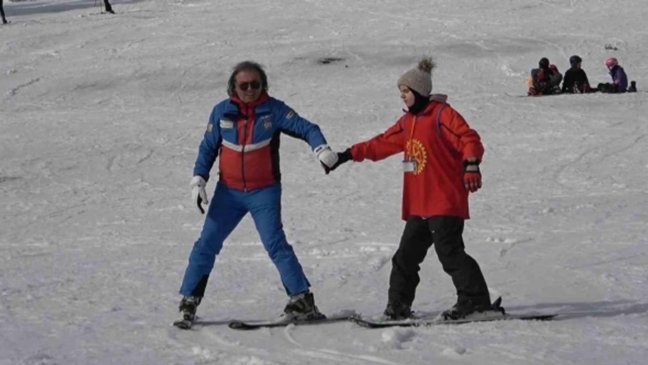 (Özel) Görme engelli gençler Uludağ’da kayak öğrendi