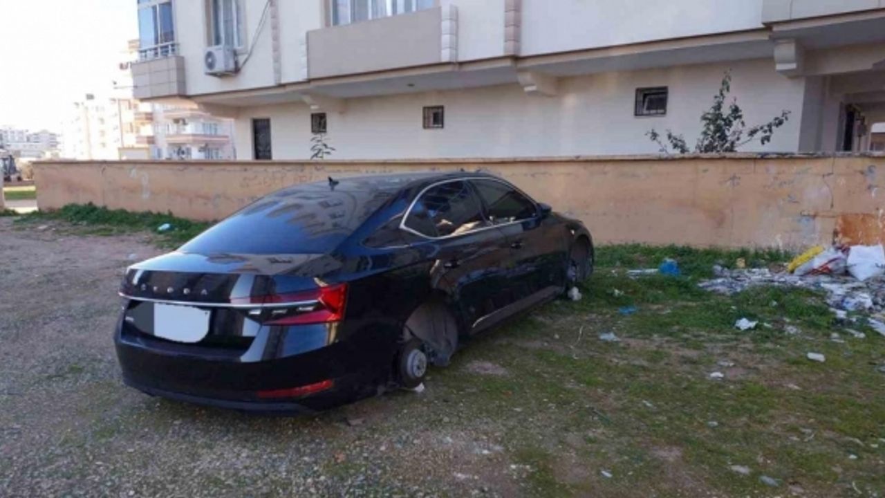 Park halindeki lüks aracın lastikleri ve jantları çalındı