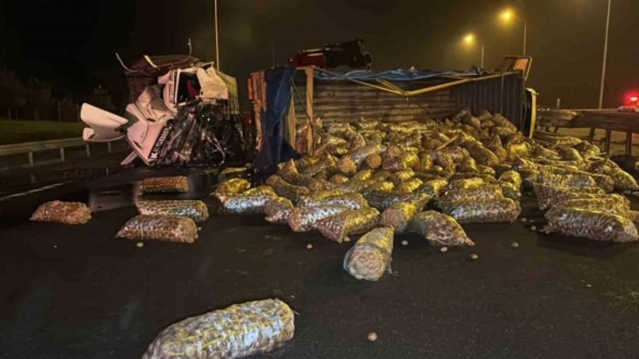 Patates yüklü kamyon devrildi: Bolu Dağı geçişi trafiğe kapandı