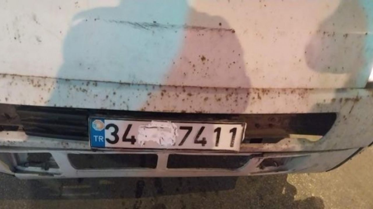 Plakasını traş köpüğü ile kapattı, ancak trafik ekipleri geçit vermedi