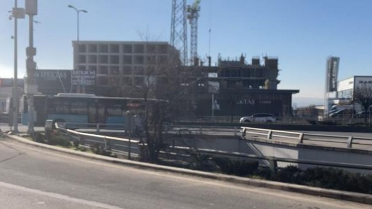 Polis aracından yola atlayan kadın otobüsün altında kalarak can verdi