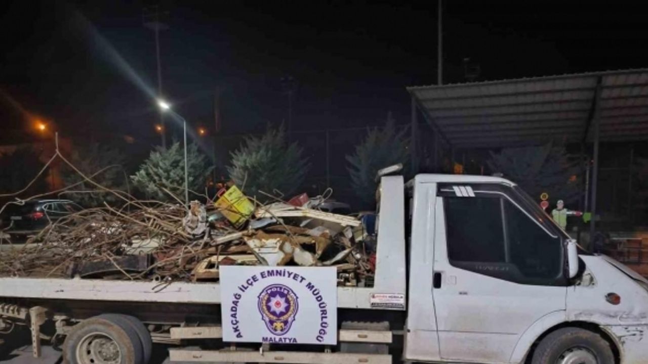 Polisten enkaz hırsızlarına suçüstü