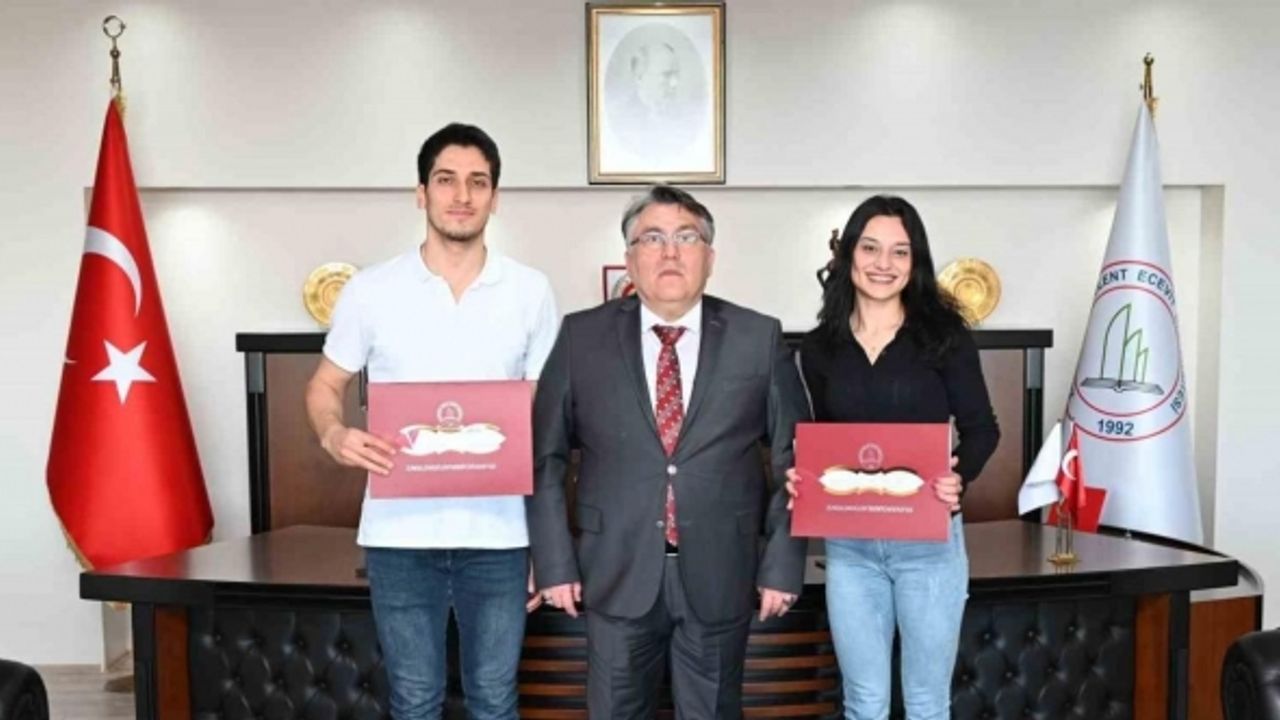 Rektör Özölçer, Atletizm Şampiyonası’nda dereceye giren öğrencileri kabul etti