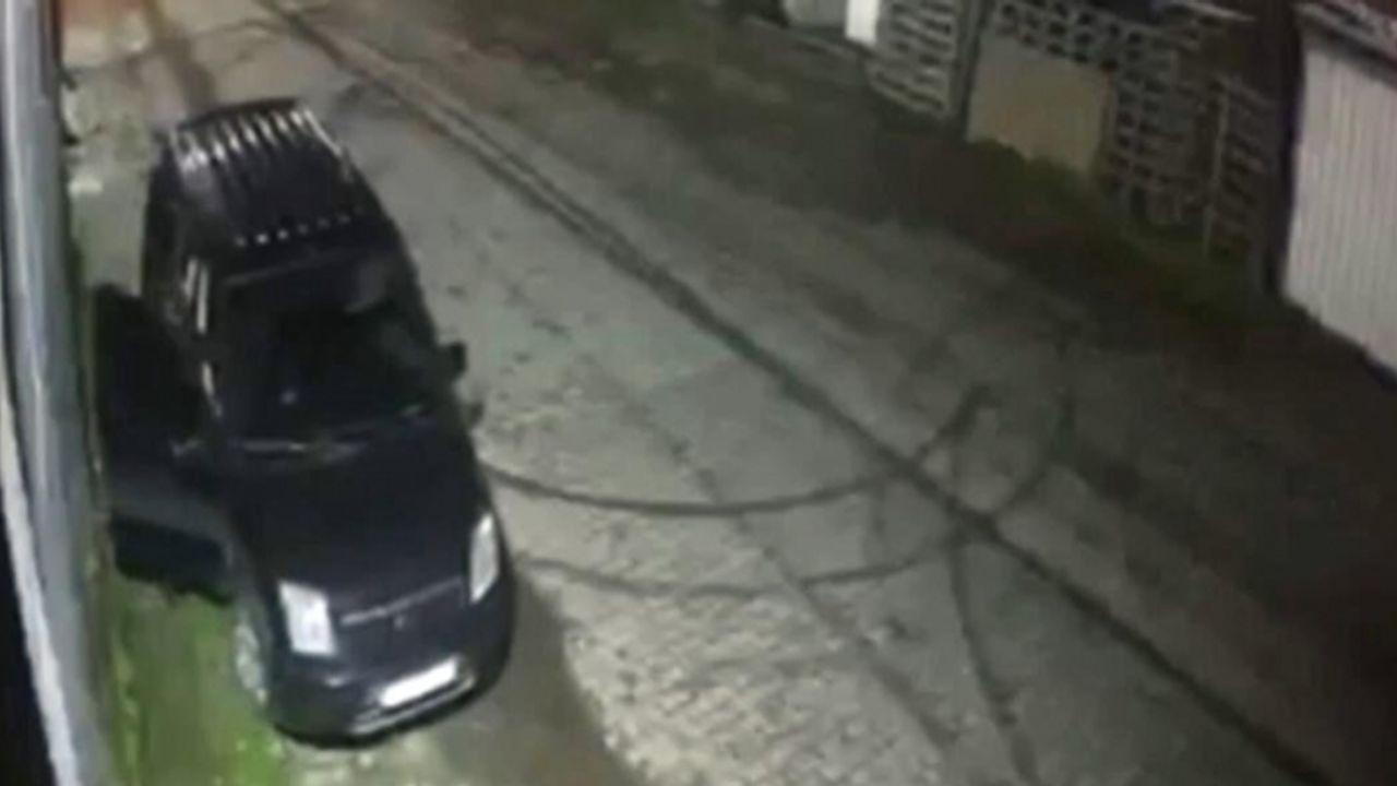 Sarıyer’de soyguncuların baltaya taşa vurduğu an kamerada: Gece bekçisi ateş açtı