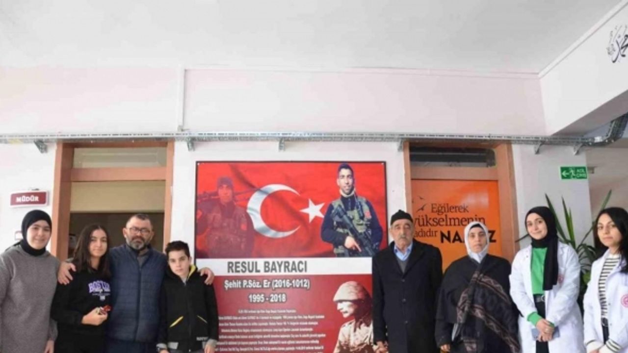 Şehit ailesi oğullarının isminin verildiği okulu ziyaret etti