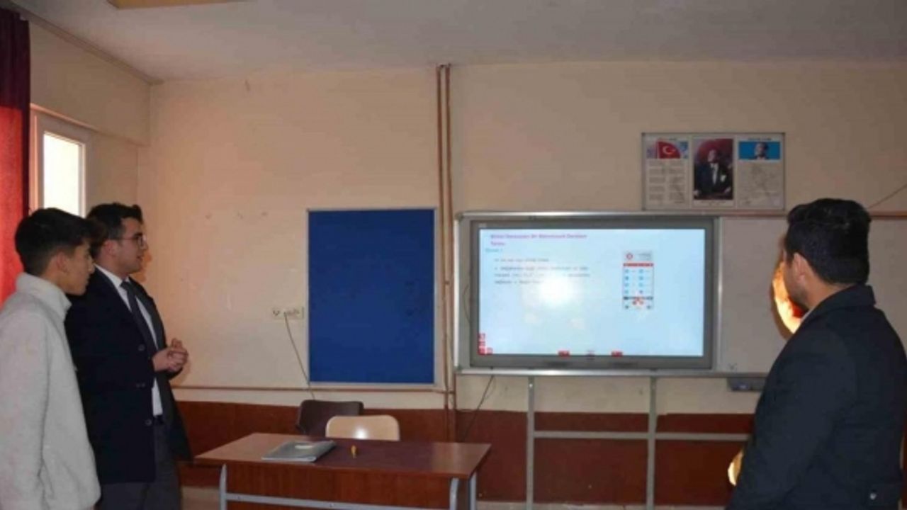 Selendi’de ikinci yarıyıl bayrak töreni ile başladı