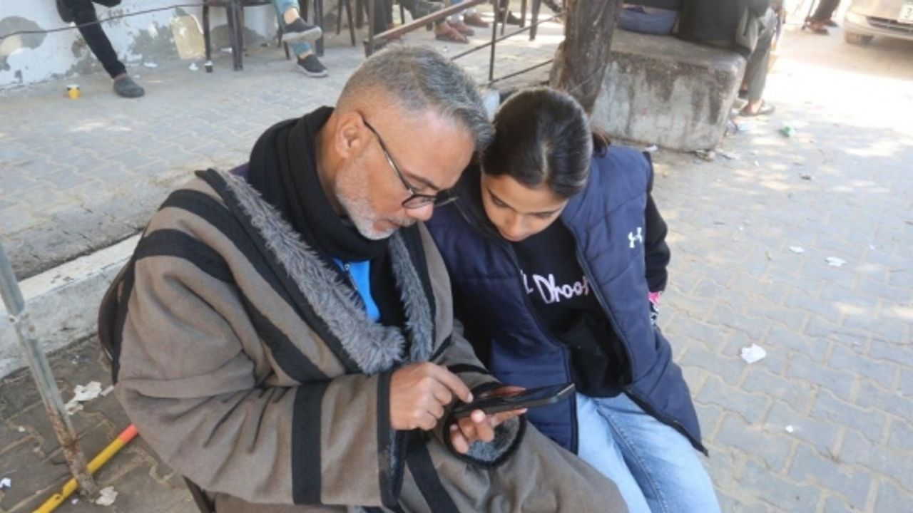 Sevdikleriyle konuşmak isteyen Gazzeliler internet kafenin önünde toplanıyor