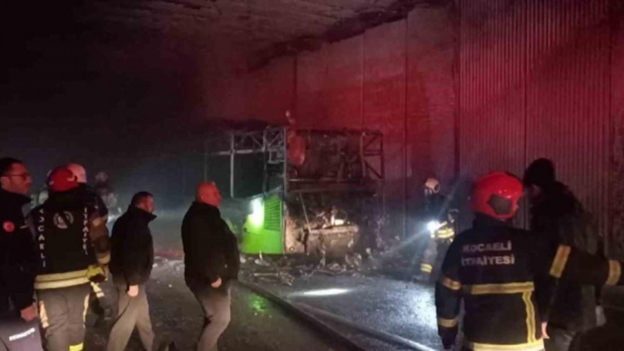 Seyir halinde yanan halk otobüsünden geriye iskeleti kaldı