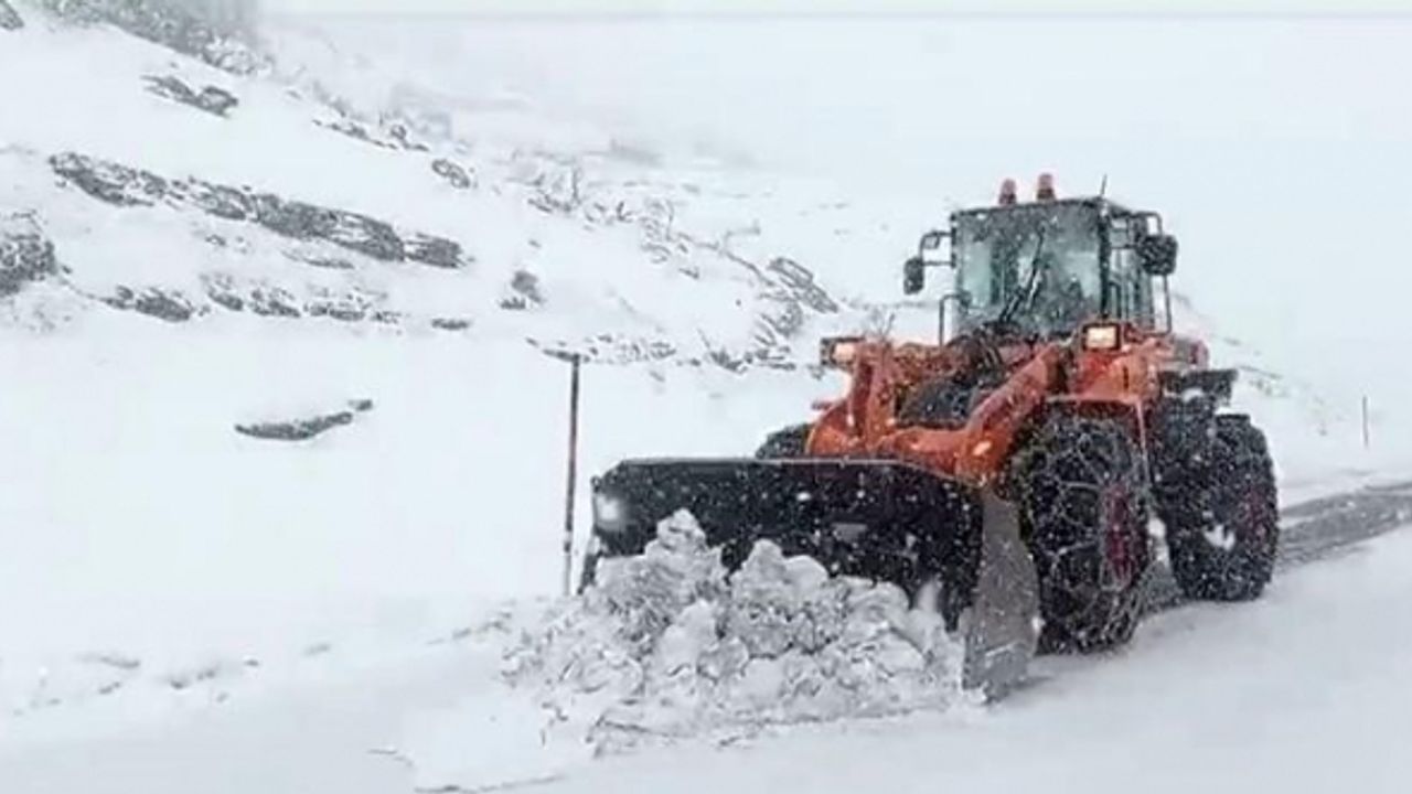 Siirt’te kardan yolda mahsur kalan 25 araç kurtarıldı