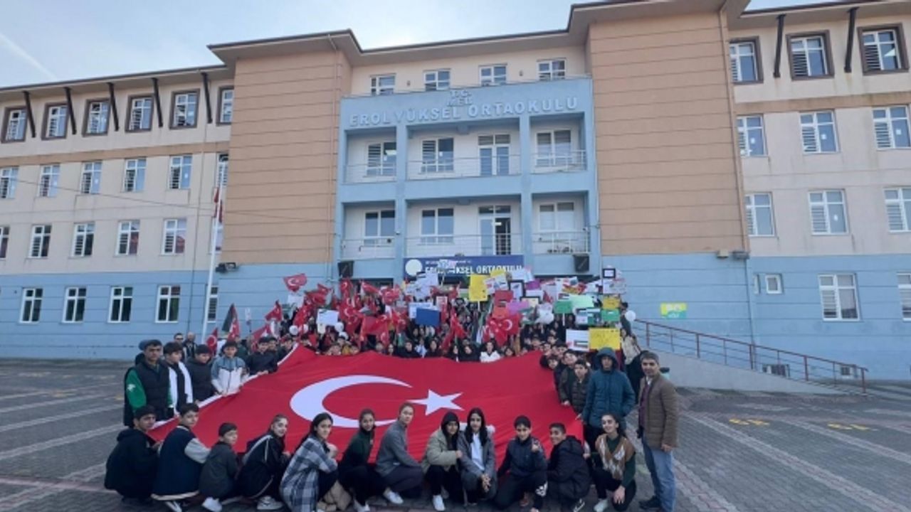 Sultanbeyli’de ortaokul öğrencileri Filistin için yürüdü