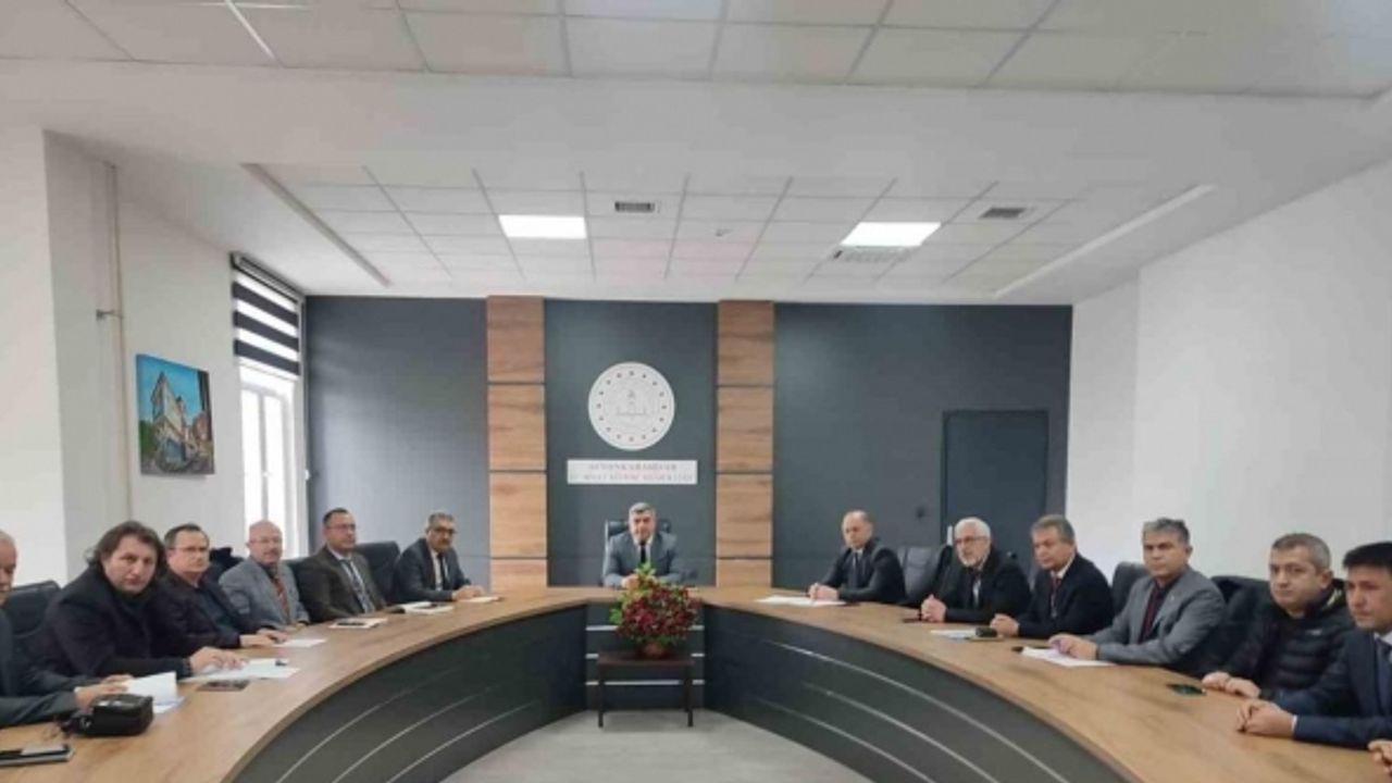 Sünnetci, spor salonu olan okul müdürleri ile görüştü